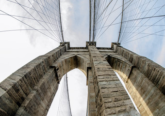 Fototapeta premium Widok typu rybie oko z Brooklyn Bridge Pylon w Nowym Jorku