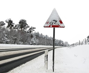 Warnschild Vorsicht, Schleudergefahr! im Winter, Schneeglätte, Glatteis, Niedersachsen, Deutschland