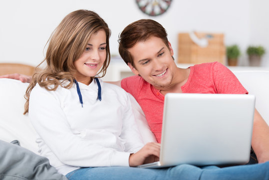 teenager schauen gemeinsam auf laptop
