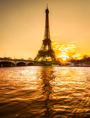 Obraz premium Eiffel tower at sunrise, Paris.