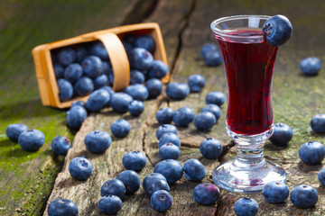 Heidelbeerlikör, Blaubeerschnaps © fotoknips