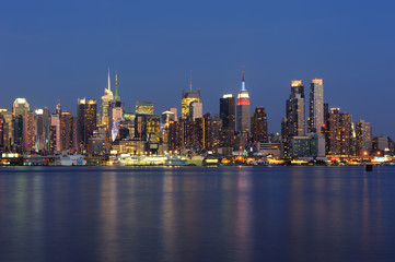 Fototapeta na wymiar New York City panoramę Manhattanu, w zmierzchu