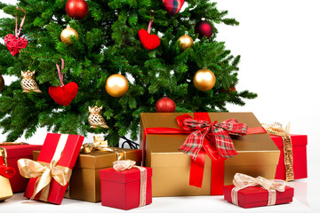 Christmas tree and many present boxes