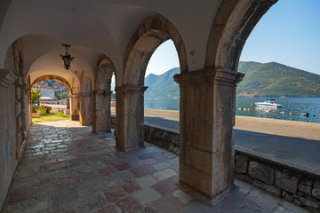 Fototapeta na wymiar Ciemny brama w starym domu w mieście Perast, Czarnogóra