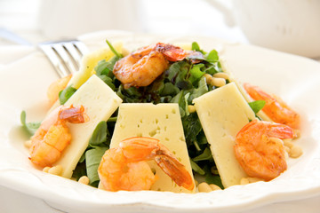 Salad with arugula, shrimp and parmesan cheese.