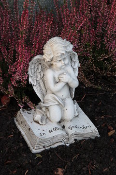 Im Stillen Gedenken - Ein Engel wacht auf einem Grab im Herbst