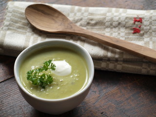 Grüne Erbsensuppe aus frischem Gemüse für eine gesunde einfache Ernährung, veganes Essen schnell gemacht