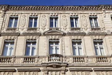 Fototapeta na wymiar Fassade eines alten Wohngebäudes in Avignon, Frankreich