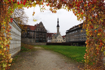 Fototapeta premium Old Tallin view through the arch of autumn listvy.estoniya.evrop