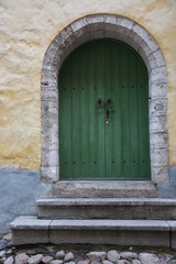 Fototapeta na wymiar Vitnage drewniane drzwi w Tallinie