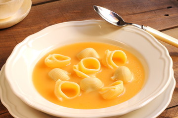 Sopa con pasta de galets