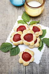 Puff pastry cookies filled with fresh strawberries