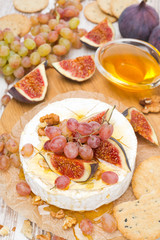 Camembert with grapes, figs, honey, crackers and walnuts