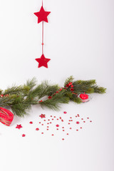 rote Weihnachtssterne mit Tannenzweig und Herz