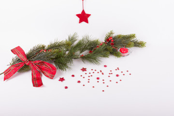 Tannenzweig mit roter Schleife, Herz und roten Sternen