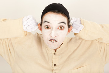 Der Clown steht vor der Kamera und schneidet Grimassen