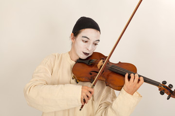 Der Clown spielt auf einer Geige