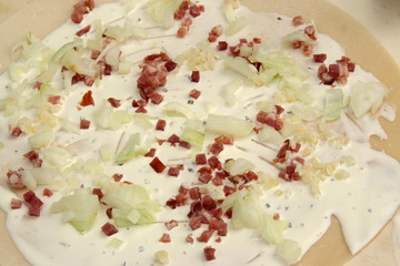 Flammkuchen vor dem Backen