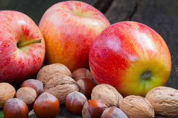 Weihnachtsäpfel und Nüsse