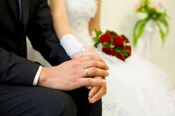 Obraz na płótnie Canvas Hands of the groom and bride close up