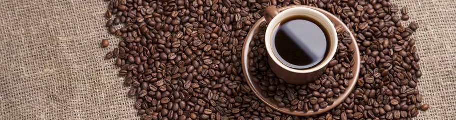 Keuken spatwand met foto Brown cup with coffee on coffee beans © Eugene Shatilo