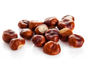 Obraz premium chestnuts isolated on white background
