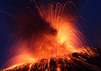 Vulkaan Stromboli uitbarstende nachtelijke uitbarsting