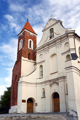 Obraz premium The baroque church with a Gothic tower in Gniezno.