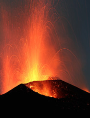 Vulkaan Stromboli uitbarstende nachtelijke uitbarsting