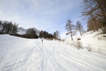 Fototapeta na wymiar Szczery Wycieczka stok narciarski w malowniczej dolinie
