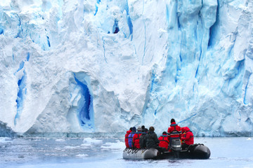 Excursion en zodiaque au paysage des glaciers de l& 39 Antarctique