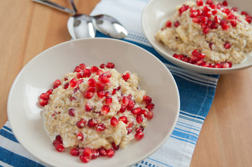 Quinoa Milchbrei mit Grantapfelkernen