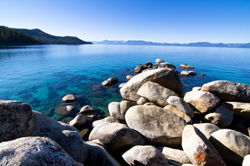 Fototapeta na wymiar Rochers du lac Tahoe