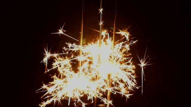 funkelnde wunderkerzen un der nacht