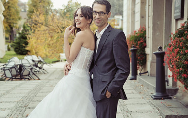 Naklejka premium Smiling wedding couple during the wedding