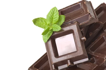 Foto auf Glas Nahaufnahmedetail von Schokoladenteilen auf weißem Hintergrund. © Orlando Bellini