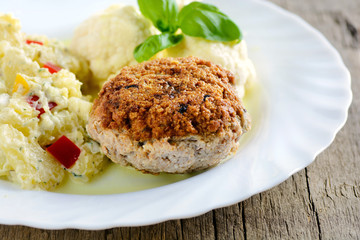 Frikadelle mit Kartoffelsalat und Blumenkohl