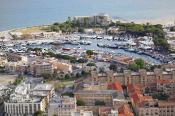 Fototapeta na wymiar Widok z lotu ptaka portu Terracina ze skutkiem obiektywu tilt-shift
