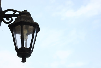 Fototapeta na wymiar zabytkowe lampy uliczne i błękitne niebo