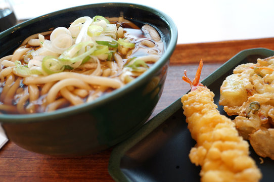 Udon and tempra (てんぷらうどん)