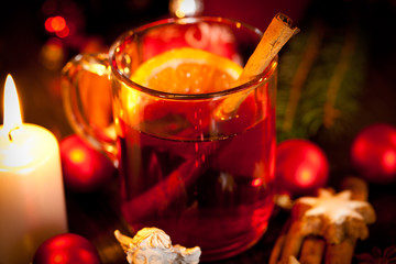heisser aromatischer glühwein punsch mit orangen und zimt