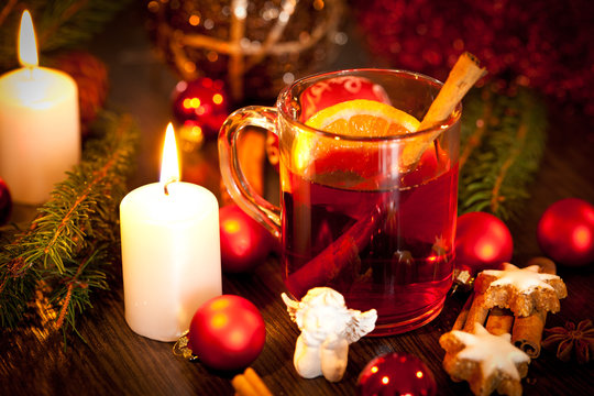 heisser aromatischer gl&uuml;hwein punsch mit orangen und zimt