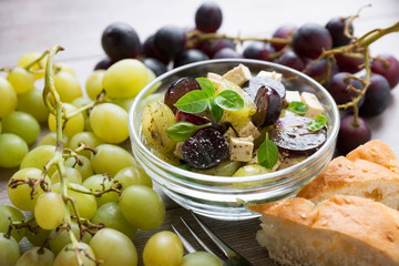 Salat aus roten und weißen Trauben mit Tofuwürfeln