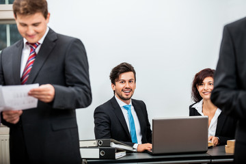 Fototapeta premium gruppe team mit chef und mitarbeitern geschäft business isolier