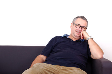 Obraz premium Relaxed man sitting on the sofa