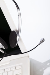 headset und laptop notebook auf dem schreibtisch im büro