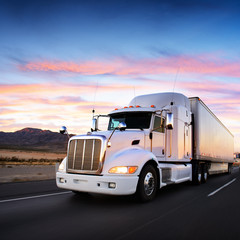 Plakat Ciężarówka i autostrad na zachodzie słońca - transport tło