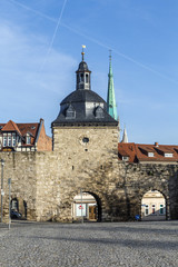 Obraz premium Muehlhausen, inner woman gate at historic town wall with raven t