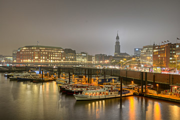 Fototapeta na wymiar Port w Hamburgu