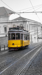 Fototapeta na wymiar ¯ółty tramwaj, Lizbona, Portugalia